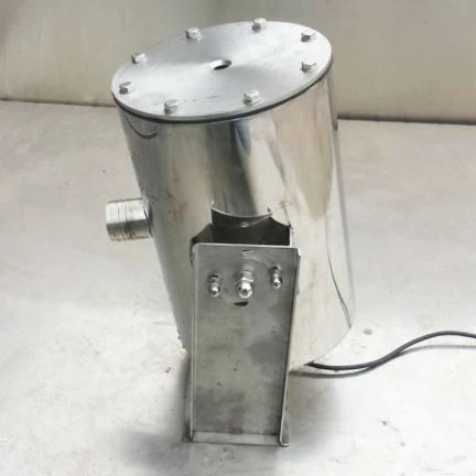 ライトが付いている噴水の噴水ノズルを跳んでいる水ダンスの噴水